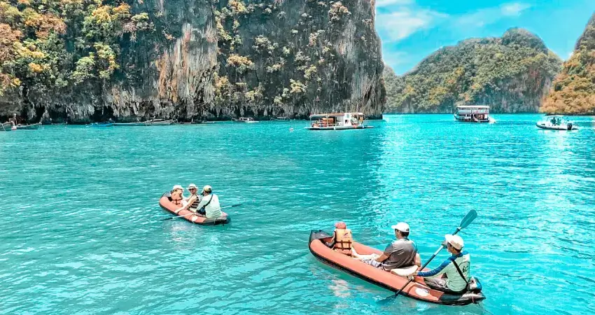 قایق سواری در خلیج تایلند