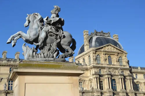 موزه لوور پاریس در مرکز فرانسه تور فرانسه ویزای سفر و گردشگری