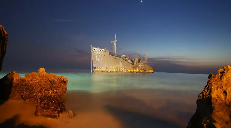 کشتی یونانی در قلب جزیره کیش