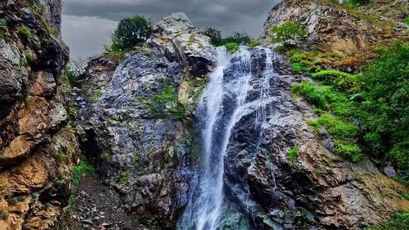 آبشار زیبای کلاردشت در پاییز